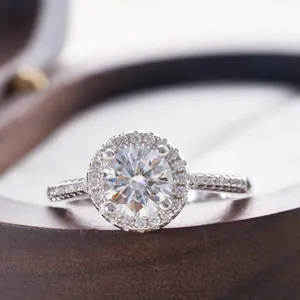 Macro-opname van een S925 zilveren halo-ring met ronde zwarte moissaniet en bezette band