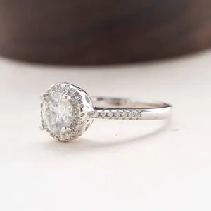 Gedetailleerde macro-opname van de halo-zetting en de schittering van de moissanite zilveren ring