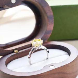 Λεπτομέρεια δαχτυλιδιού με κίτρινο moissanite 1ct σε ασημένιο δέσιμο και ξύλινο κουτί