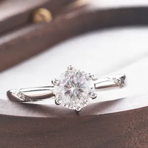 Makroansicht eines S925 Silber-Moissanit-Rings mit Sechs-Krallen-Fassung und gedrehtem Band