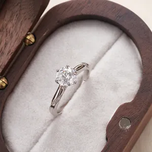 Makro-Detail des Moissanit-Rings mit Sechs-Krallen-Fassung in einer Holz-Schmuckschatulle