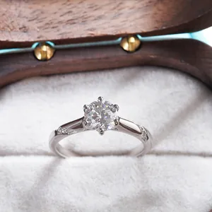 Makroaufnahme von S925 Moissanit Ring mit Sechs-Krallen-Fassung und Pavé-Band