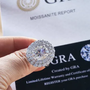 Détail d'une bague moissanite ovale 10x12mm avec double halo et certificat GRA