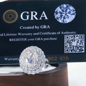 Vue macro d'une bague moissanite taille ovale avec double halo en coffret bois