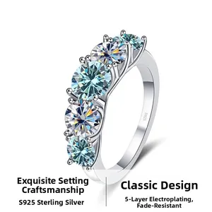Makroaufnahme von S925 Sterlingsilber Ring mit fünf runden Moissanit-Steinen