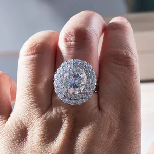 Macro d'une bague moissanite 10x12mm avec double halo de diamants pavés en argent
