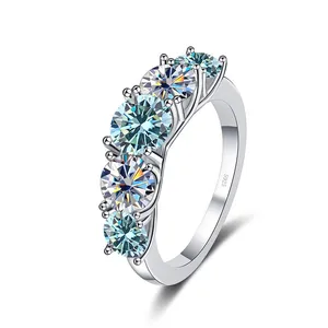 Eleganter S925 Sterlingsilber Ring mit fünf brillanten D-Farbe Moissanit Rundsteinen