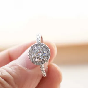Elegante anello halo in argento sterling S925 con una brillante moissanite rotonda