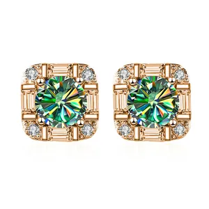 Macro-opname van roségouden moissanite oorbellen met een smaragdgroene hoofdsteen