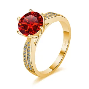 Vista macro dell'anello in argento S925 dorato con moissanite rossa da 3 carati