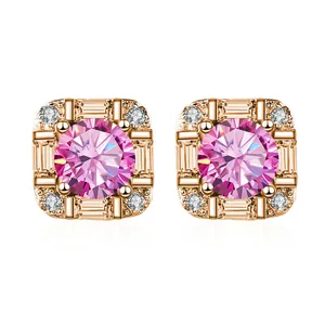 Detail van roze moissanite oorknopjes in een vierkante zetting van roségoud