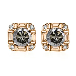 Detailweergave van vierkante 925 zilveren roségouden oorbellen met moissanite stenen