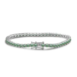 Makroansicht von S925 Silber Tennisarmband mit grünen Moissaniten und Kastenverschluss