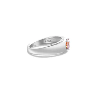 Macro de l'intérieur de l'anneau en argent S925 avec poinçon et gemme orange