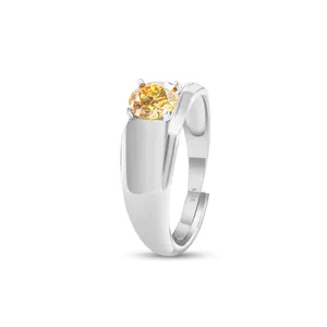 Gros plan d'une bague en argent S925 pour homme avec moissanite jaune à 4 griffes classique