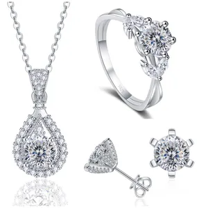 Detailaufnahme von 925 Silber Schmuckset mit Moissanit-Halskette, Ring und Ohrsteckern