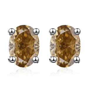 Detalle macro de los pendientes de moissanita marrón ovalada con engaste de plata