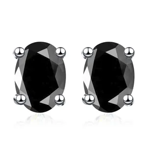 Vista macro de pendientes de moissanita negra ovalada con engaste de plata S925
