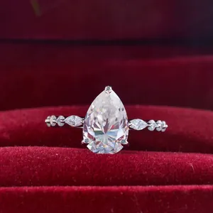 Vista macro de un anillo de moissanita de 4 quilates en forma de pera sobre caja de terciopelo