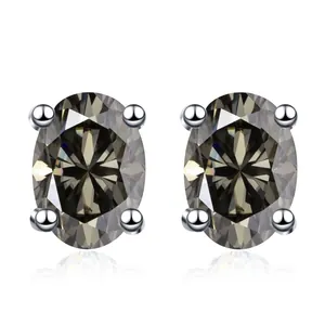 Detalle de pendientes de plata 925 con moissanita gris oscuro de corte ovalado y engaste de 4 garras