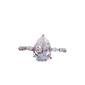 Anillo de lujo en plata de ley 925 con una moissanita de 4 quilates forma de pera