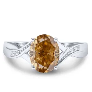 Détail de la bague en argent 925 avec moissanite ovale marron 2ct et monture torsadée