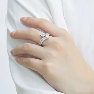 Κομψό ασημένιο δαχτυλίδι σχήματος V με moissanite δάκρυ και διπλή σειρά πέτρες