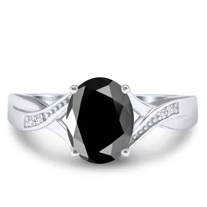 Détail de la bague en argent S925 avec moissanite noire ovale et gravure intérieure poinçonnée