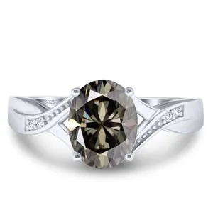 Détail de bague en argent S925 avec moissanite grise ovale et anneau au design torsadé