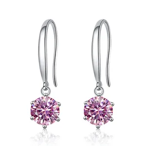 Λεπτομέρεια macro από ροζ σκουλαρίκια moissanite με ασημένιο δέσιμο 6 κλαδιών