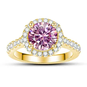 Bague de luxe en or avec grosse pierre rose ronde, halo scintillant et anneau pavé de diamants