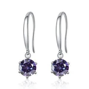 Λεπτομερής όψη των μωβ σκουλαρικιών moissanite με δέσιμο έξι προεξοχών σε ασήμι S925