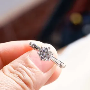 Detailaufnahme eines sechs-Zinken Moissanit-Rings mit einer gedrehten Pavé-Diamant-Ringschiene