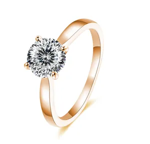 Detailansicht eines 2-Karat Moissanit-Rings mit Roségold-Beschichtung und 4er-Krappe