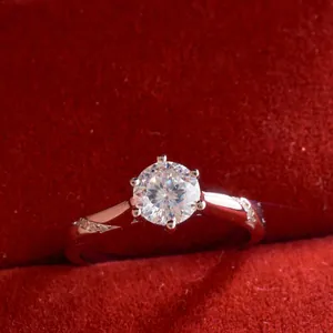 Makroaufnahme eines S925 Moissanit-Rings mit Sechs-Klauen-Fassung in einer roten Box