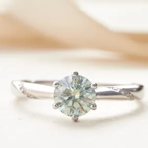 Makroaufnahme eines Moissanit-Rings mit Sechs-Klauen-Fassung und gedrehtem Diamant-Band