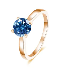 Makroaufnahme: Blauer Moissanit-Ring mit Vier-Krallen-Fassung in Roségold-Finish