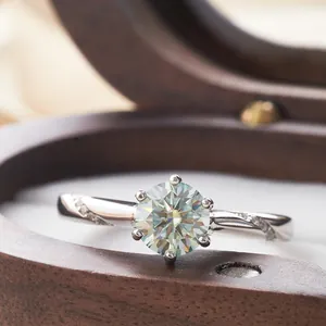 Makroaufnahme eines Moissanit-Rings aus 925er Silber in einer edlen Schmuckschatulle aus Holz
