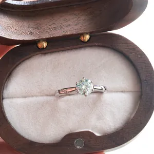 Makroaufnahme von S925 Sterlingsilber Moissanit Ring mit 6 Krallen in Holz-Geschenkbox