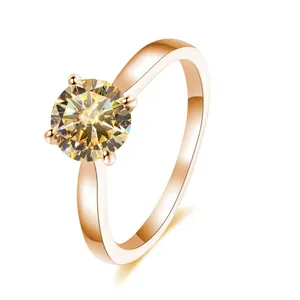 2ct Champagner Moissanit Ring in Roségold mit 4er-Krappenfassung auf weißem Grund