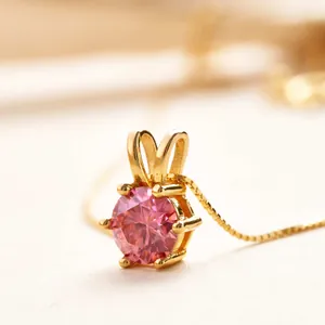 Detalle del colgante de moissanita rosa con engaste de seis garras y cadena dorada