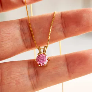 Detalle del collar de moissanita rosa con engaste de 6 garras y cadena dorada