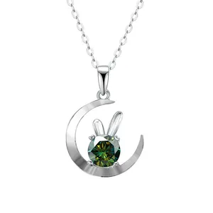 Elegante S925 Silbermond-Halskette mit grünem Moissanit-Anhänger auf weißem Hintergrund