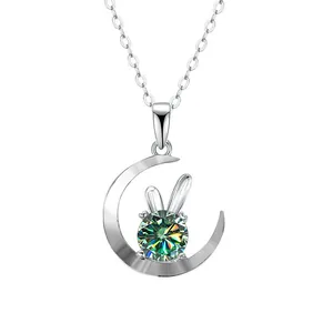 Makroaufnahme des S925 Silber Anhängers mit Mond, Hase und funkelndem Moissanit-Edelstein