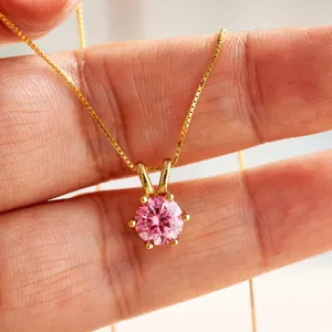 Collar con colgante de moissanita rosa en plata 925 con elegante engaste de seis garras