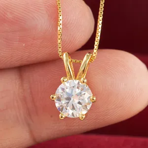 Collar clásico con colgante de moissanita redonda de 1 quilate en plata de ley 925 bañada en oro