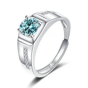 Verstellbarer Herrenring aus Silber mit blauem 1-Karat-Moissanit und seitlicher Verzierung