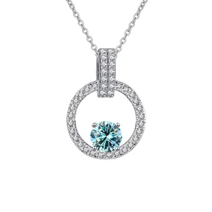 Collier en argent S925 avec pendentif moissanite bleu clair dans un sertissage à double cercle