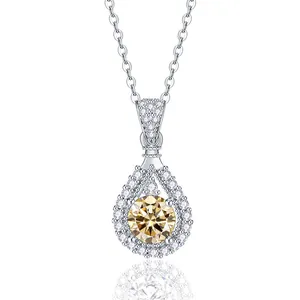Dettaglio della collana in argento 925 con ciondolo in moissanite champagne a goccia