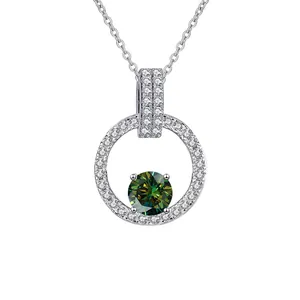 Collier élégant en argent S925 avec pendentif moissanite verte 1ct sur fond blanc